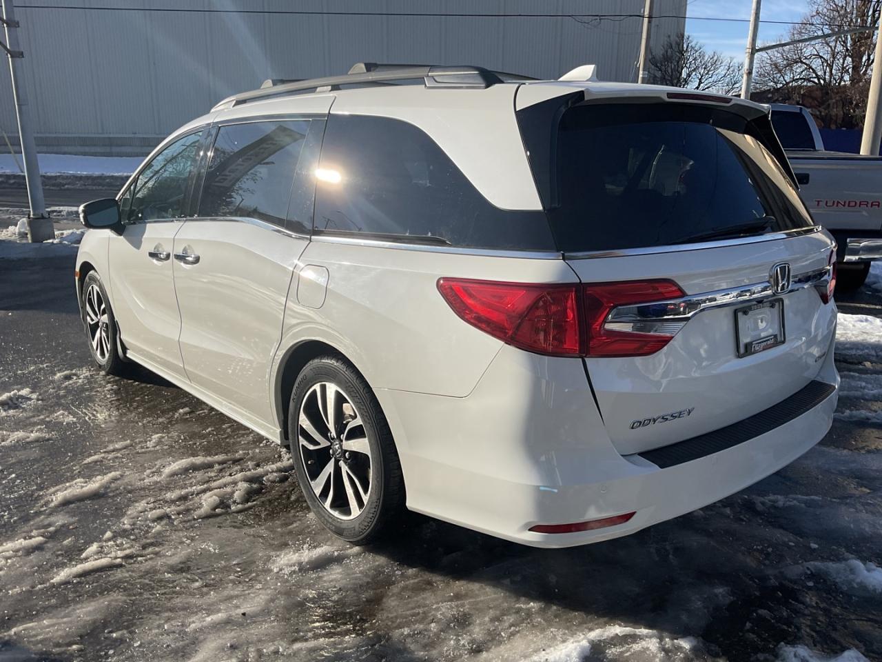 2018 Honda Odyssey Touring - LTHR! NAV! BACK-UP CAM! BSM! DVD! 8 PASS Photo4