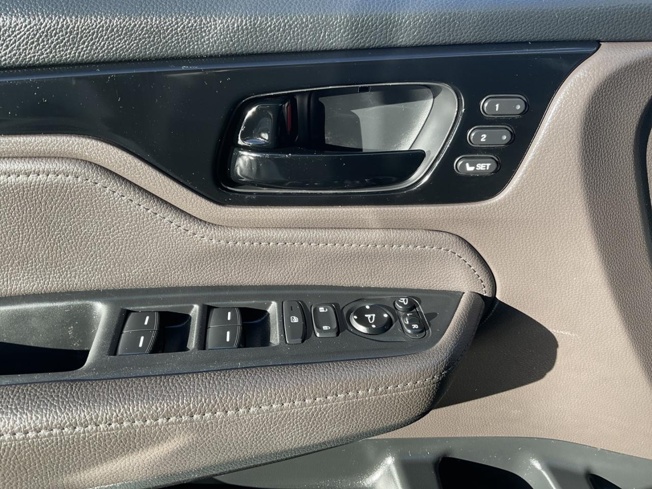 2018 Honda Odyssey Touring - LTHR! NAV! BACK-UP CAM! BSM! DVD! 8 PASS Photo