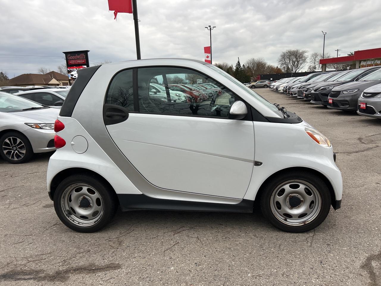 2014 Smart fortwo PASSION, CLEAN CARFAX, HEATED SEATS! Photo4