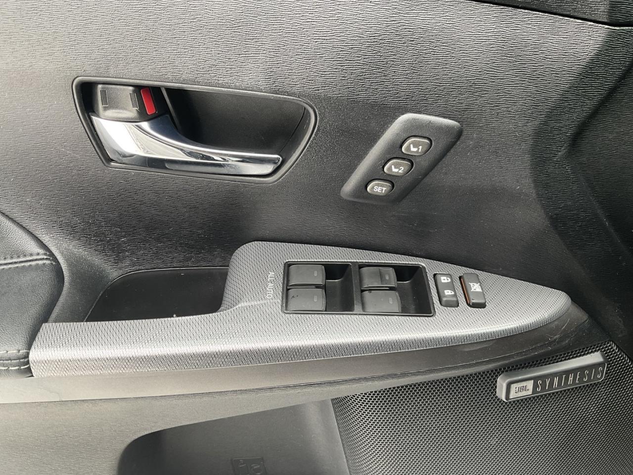 2015 Toyota Venza LIMITED AWD - LEATHER! NAV! BACK-UP CAM! DUAL ROOF Photo