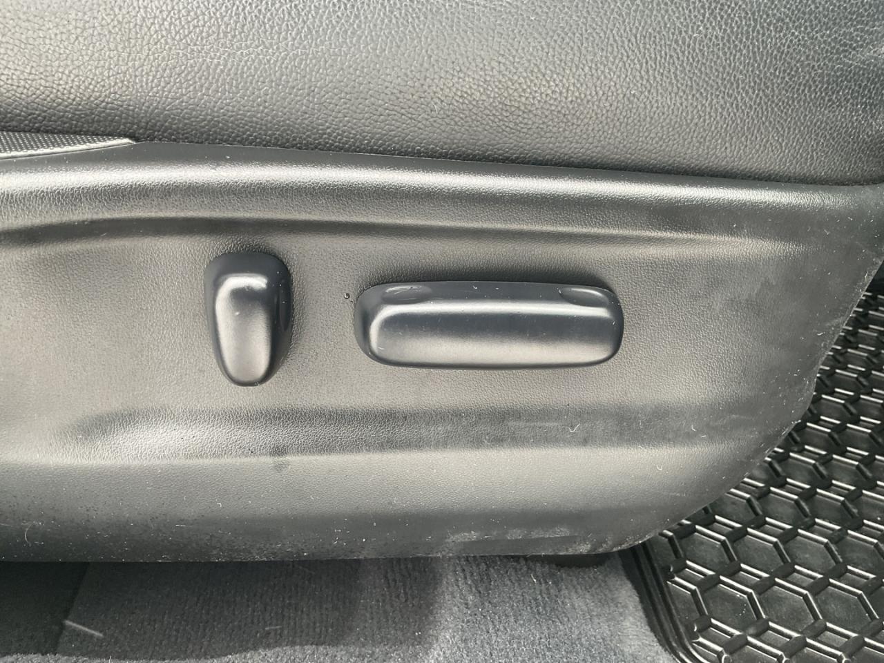 2015 Toyota Venza LIMITED AWD - LEATHER! NAV! BACK-UP CAM! DUAL ROOF Photo