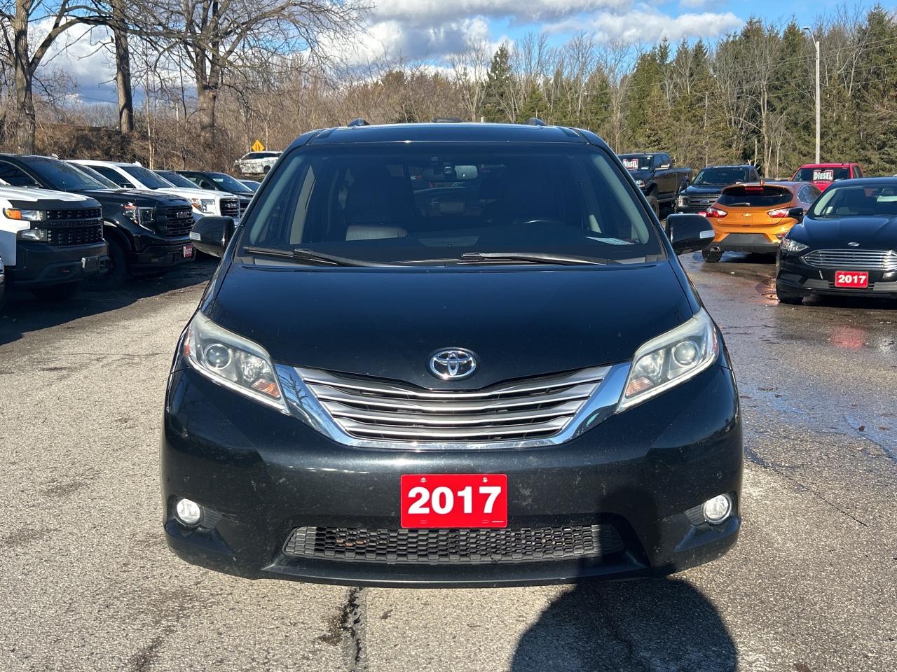 2017 Toyota Sienna CLEAN CARFAX, SUNROOF, HEATED LEATHER, BACK UP CAM Photo2