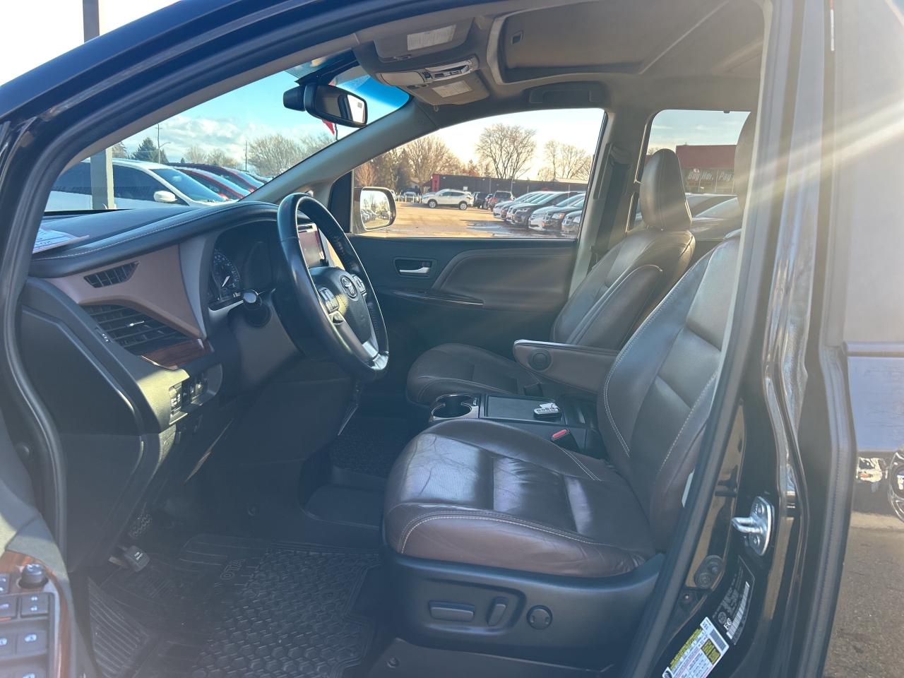 2017 Toyota Sienna CLEAN CARFAX, SUNROOF, HEATED LEATHER, BACK UP CAM Photo