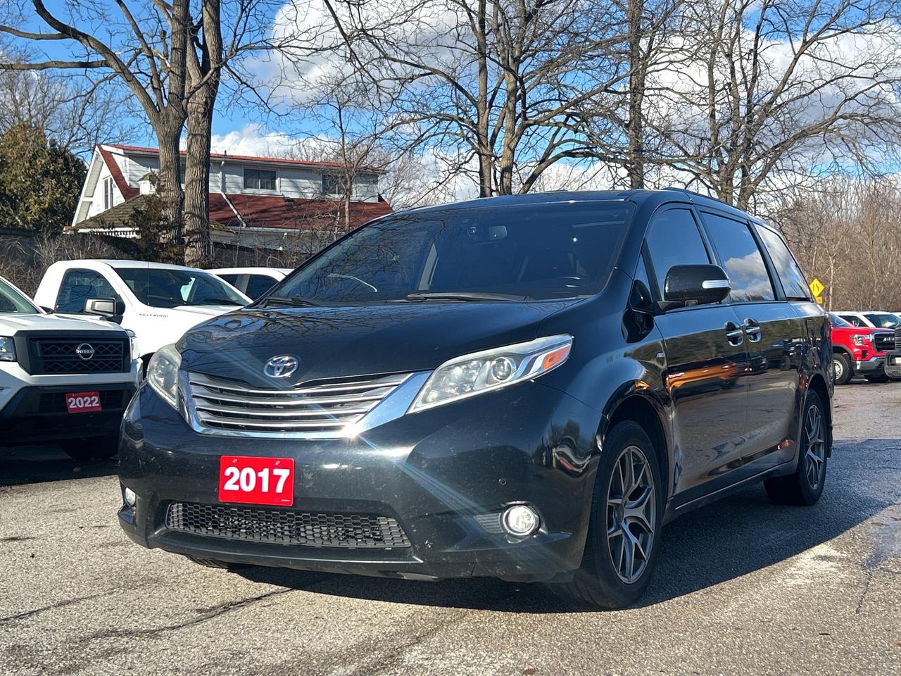 2017 Toyota Sienna CLEAN CARFAX, SUNROOF, HEATED LEATHER, BACK UP CAM Photo