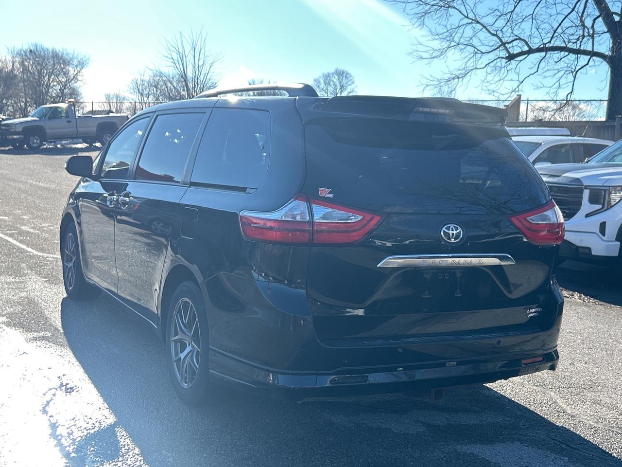 2017 Toyota Sienna CLEAN CARFAX, SUNROOF, HEATED LEATHER, BACK UP CAM Photo