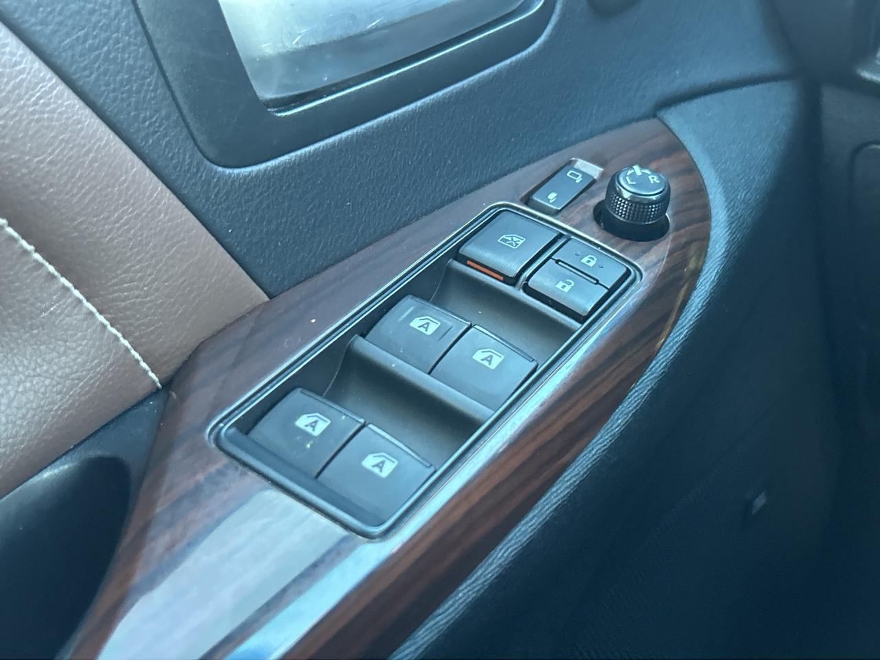 2017 Toyota Sienna CLEAN CARFAX, SUNROOF, HEATED LEATHER, BACK UP CAM Photo