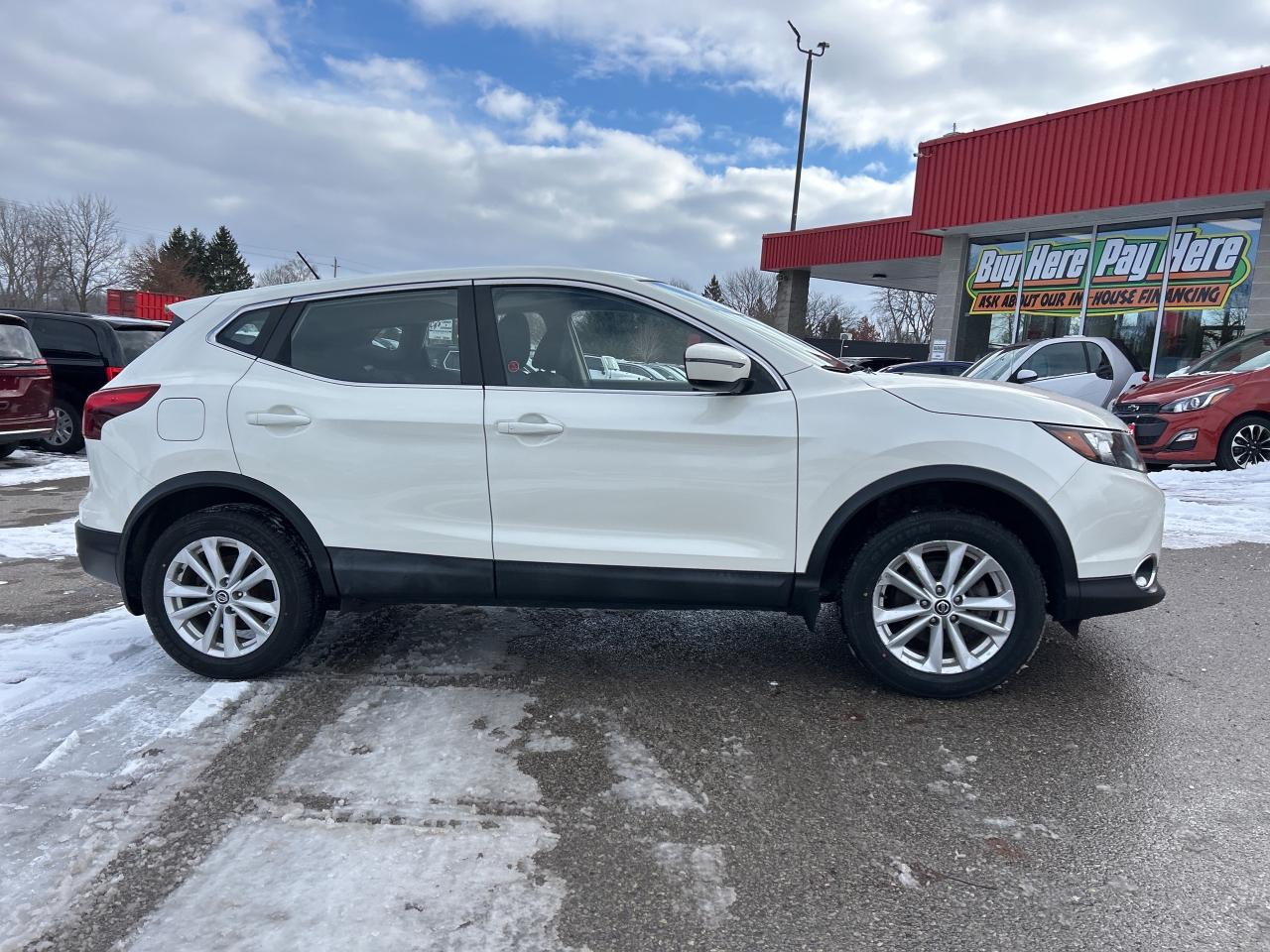2019 Nissan Qashqai SV, FWD, BACK UP CAM, REMOTE START, SUNROOF! Photo