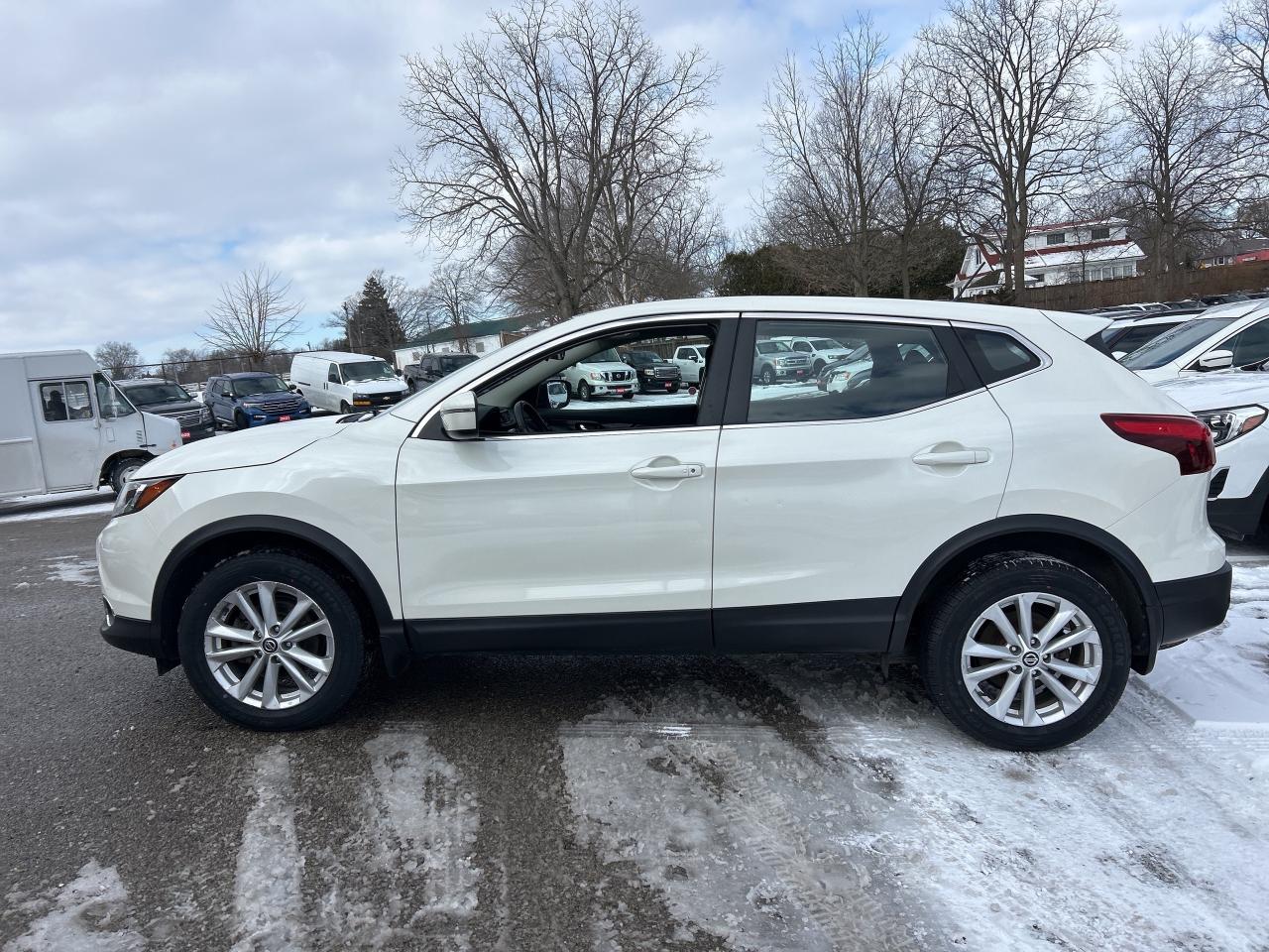 2019 Nissan Qashqai SV, FWD, BACK UP CAM, REMOTE START, SUNROOF! Photo