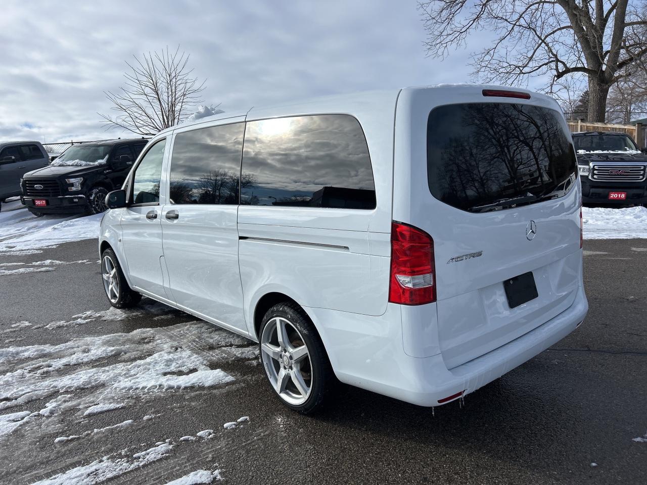 2022 Mercedes-Benz Metris Passenger Van CLEAN CARFAX, 8 PASSENGER, BACK UP CAM, LEATHER! Photo