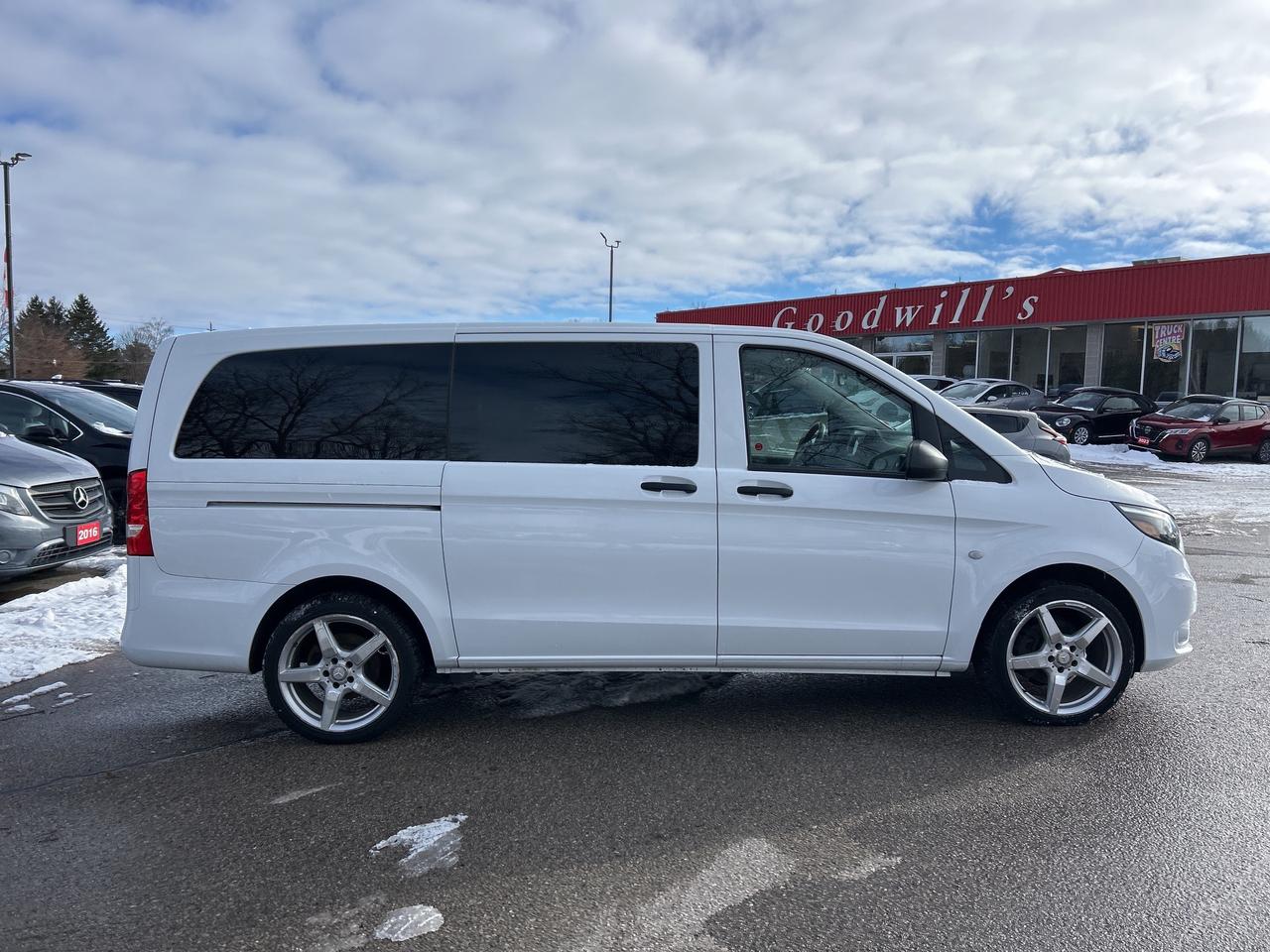 2022 Mercedes-Benz Metris Passenger Van CLEAN CARFAX, 8 PASSENGER, BACK UP CAM, LEATHER! Photo4