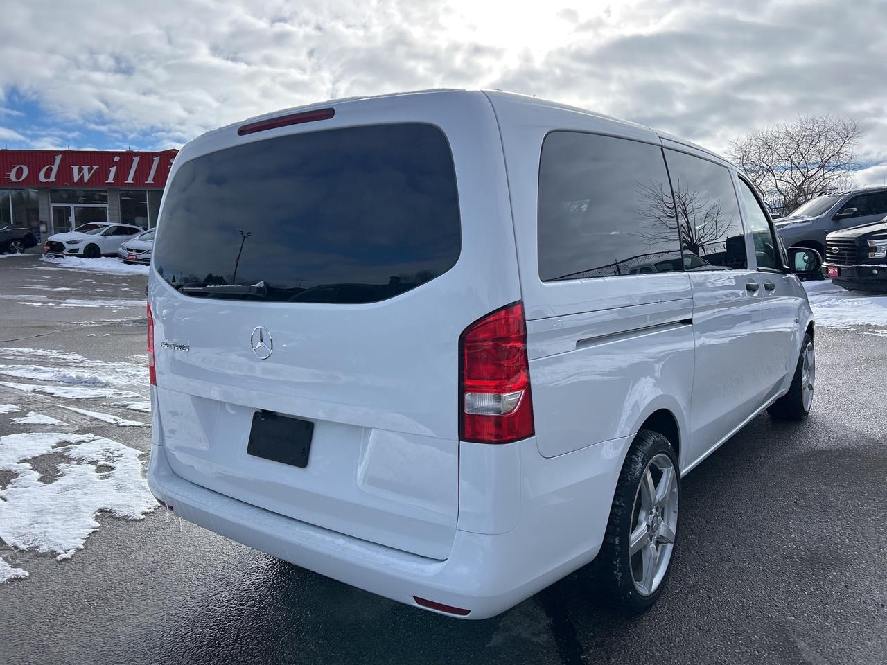 2022 Mercedes-Benz Metris Passenger Van CLEAN CARFAX, 8 PASSENGER, BACK UP CAM, LEATHER! Photo