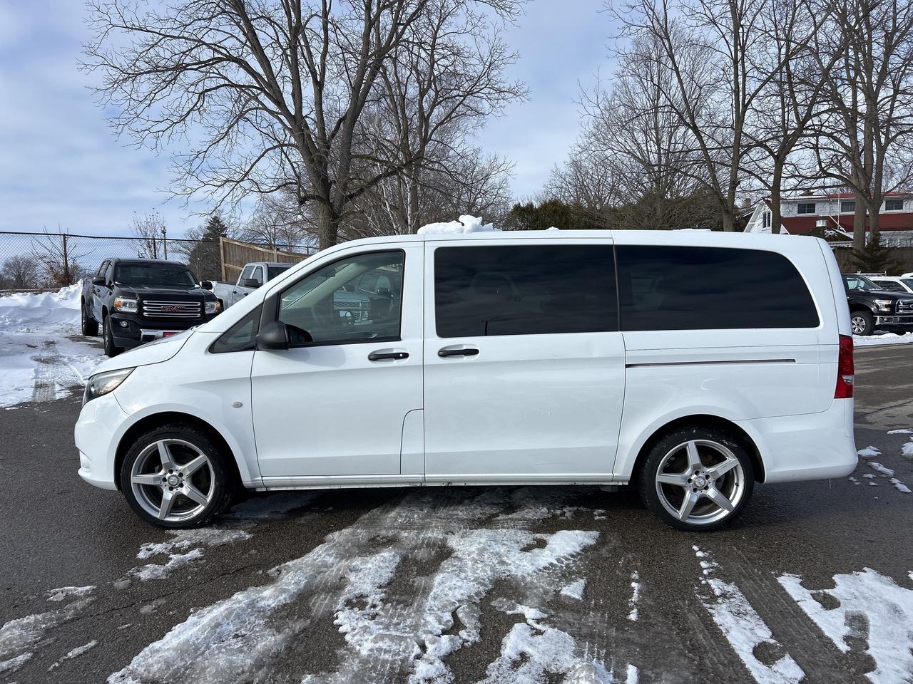 2022 Mercedes-Benz Metris Passenger Van CLEAN CARFAX, 8 PASSENGER, BACK UP CAM, LEATHER! Photo
