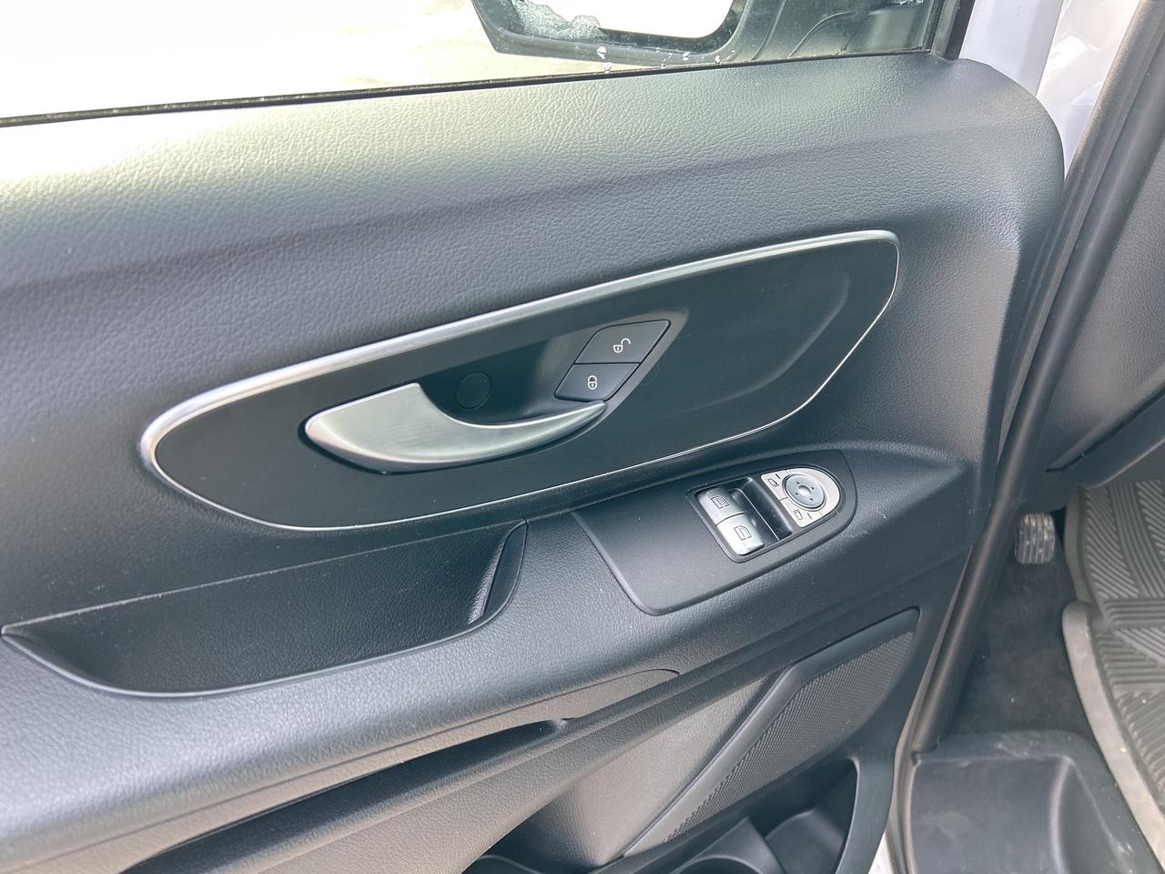 2022 Mercedes-Benz Metris Passenger Van CLEAN CARFAX, 8 PASSENGER, BACK UP CAM, LEATHER! Photo