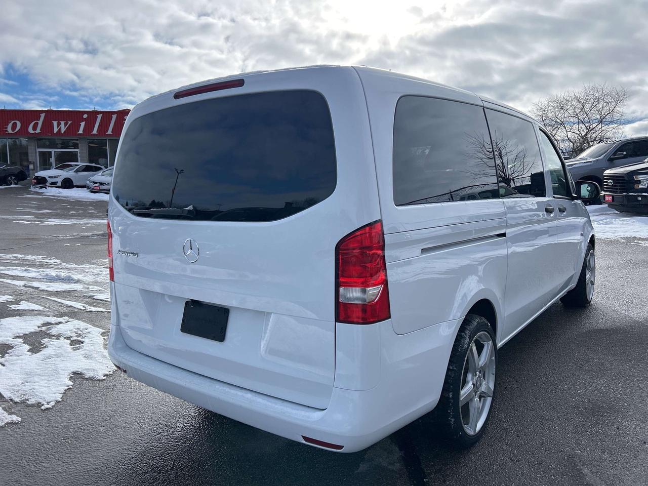 2022 Mercedes-Benz Metris Passenger Van CLEAN CARFAX, 8 PASSENGER, BACK UP CAM, LEATHER! Photo