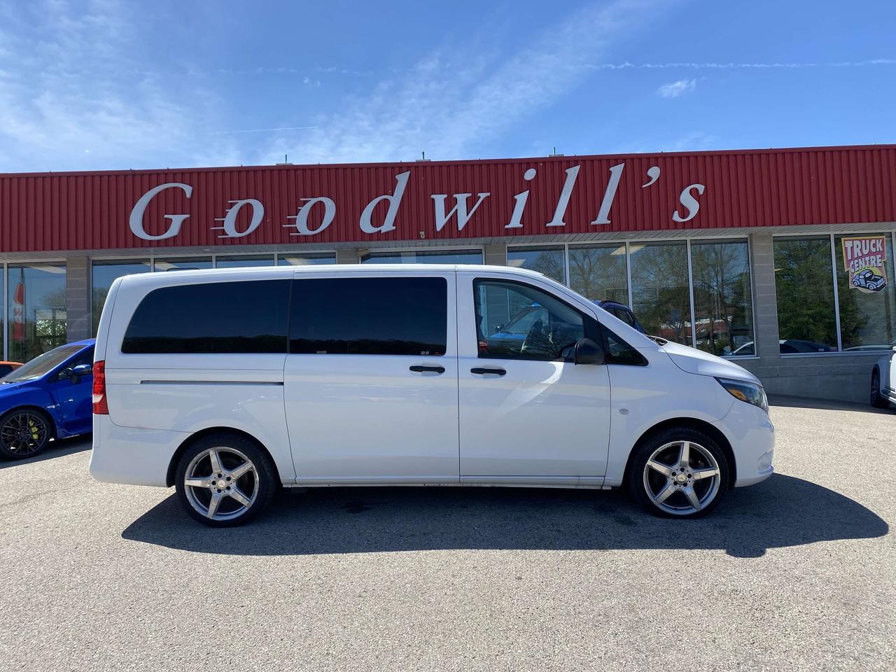 2022 Mercedes-Benz Metris Passenger Van CLEAN CARFAX, 8 PASSENGER, BACK UP CAM, LEATHER! Photo0