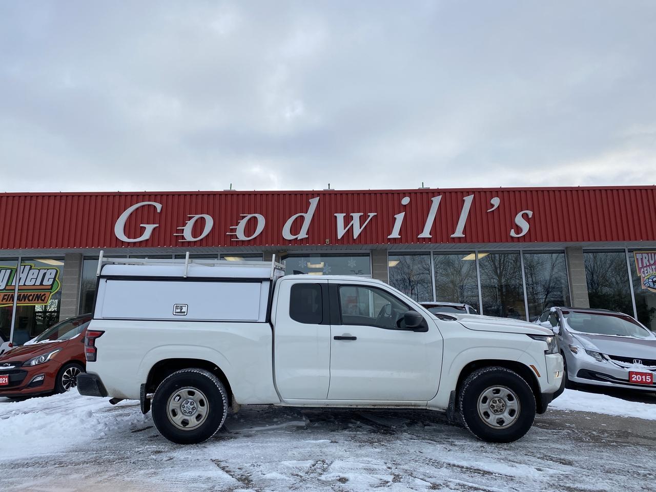 2022 Nissan Frontier SV, CLEAN CARFAX, BACK UP CAMERA! Photo0