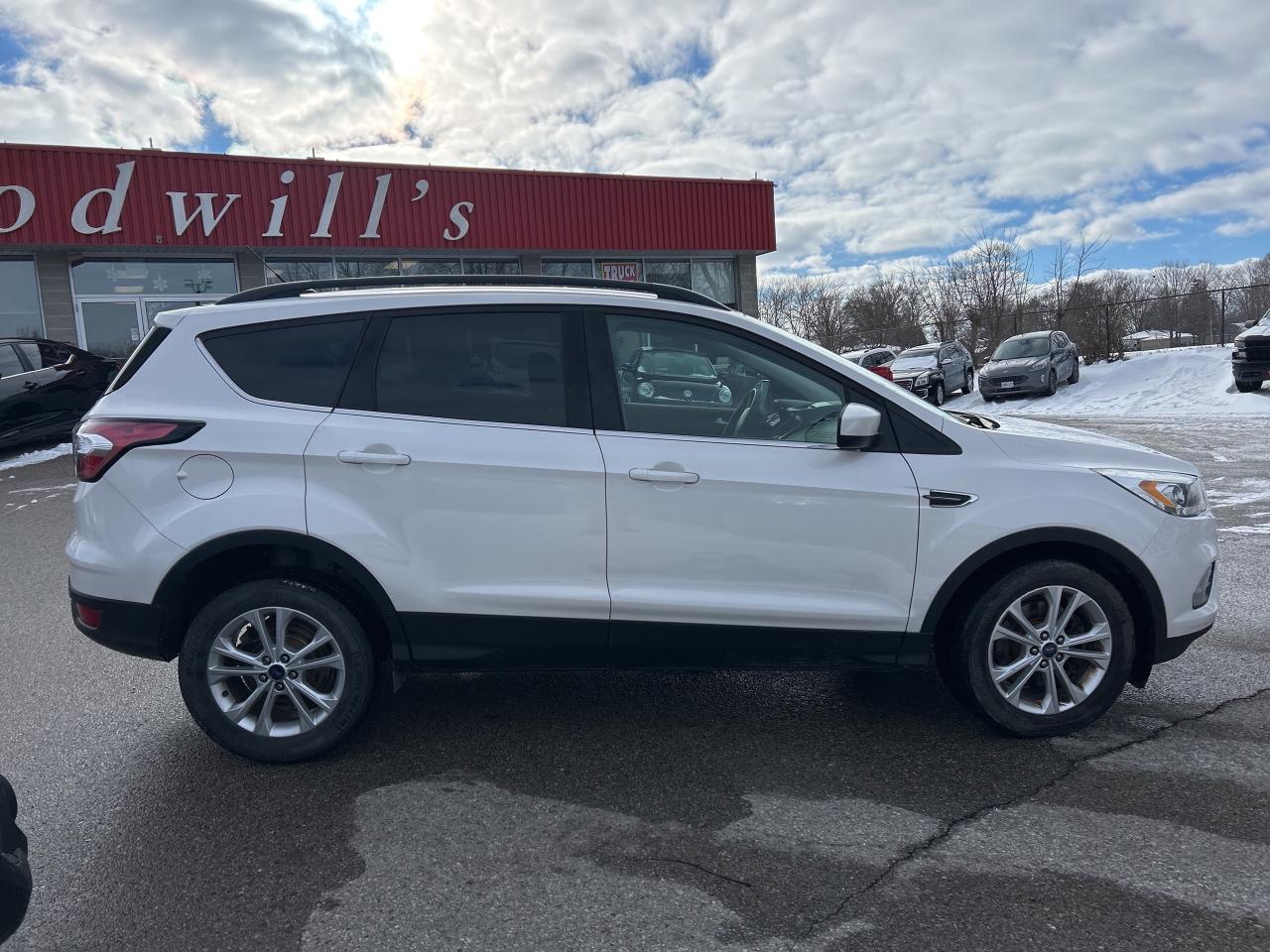 2017 Ford Escape SE, FWD, SUNROOF, HEATED SEATS, BACK UP CAM! Photo