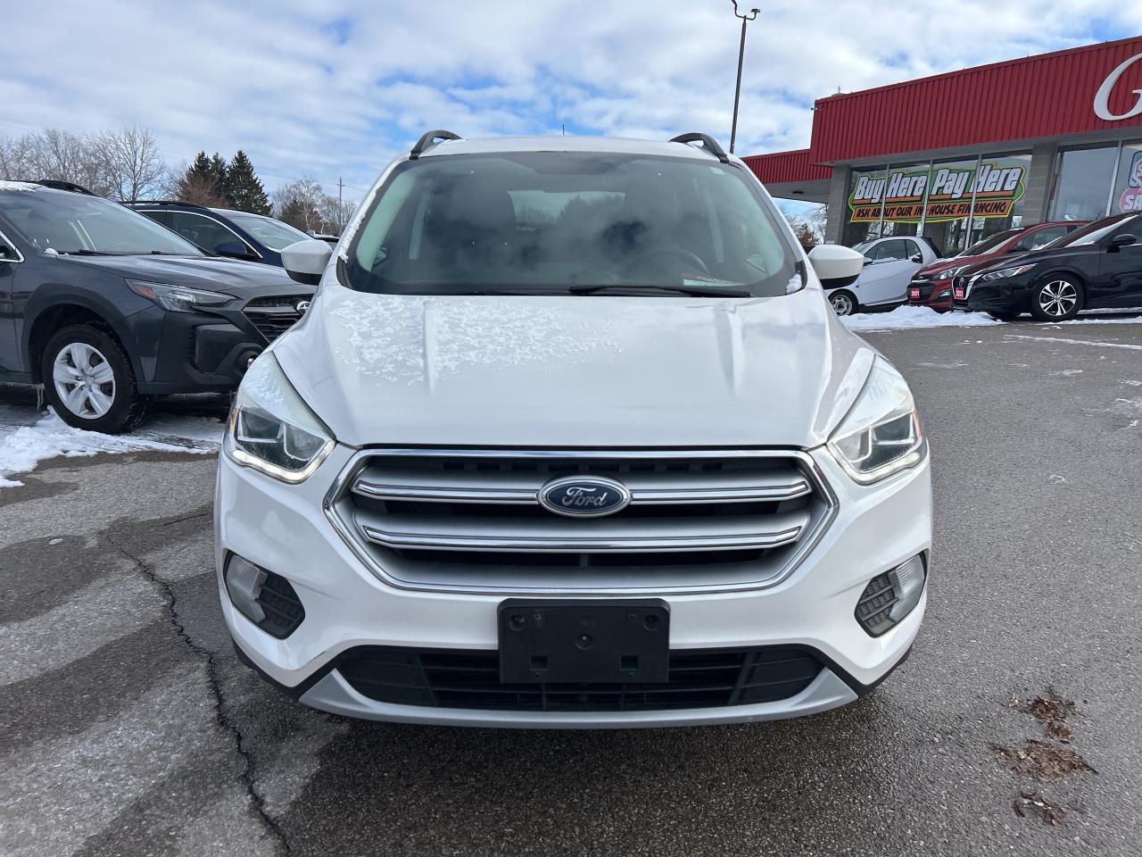 2017 Ford Escape SE, FWD, SUNROOF, HEATED SEATS, BACK UP CAM! Photo2