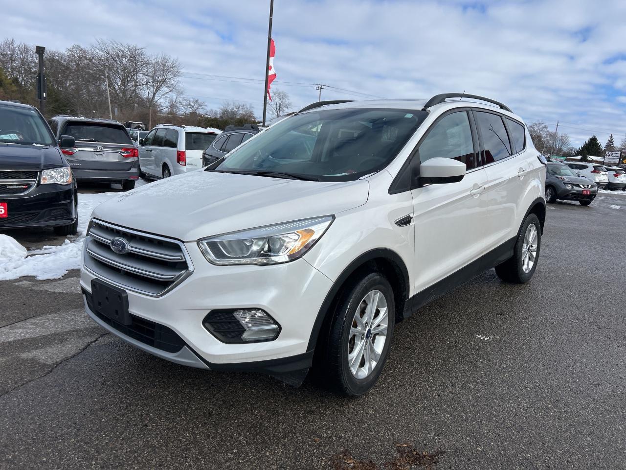 2017 Ford Escape SE, FWD, SUNROOF, HEATED SEATS, BACK UP CAM! Photo
