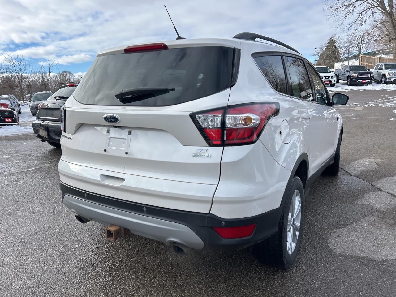 2017 Ford Escape SE, FWD, SUNROOF, HEATED SEATS, BACK UP CAM! Photo