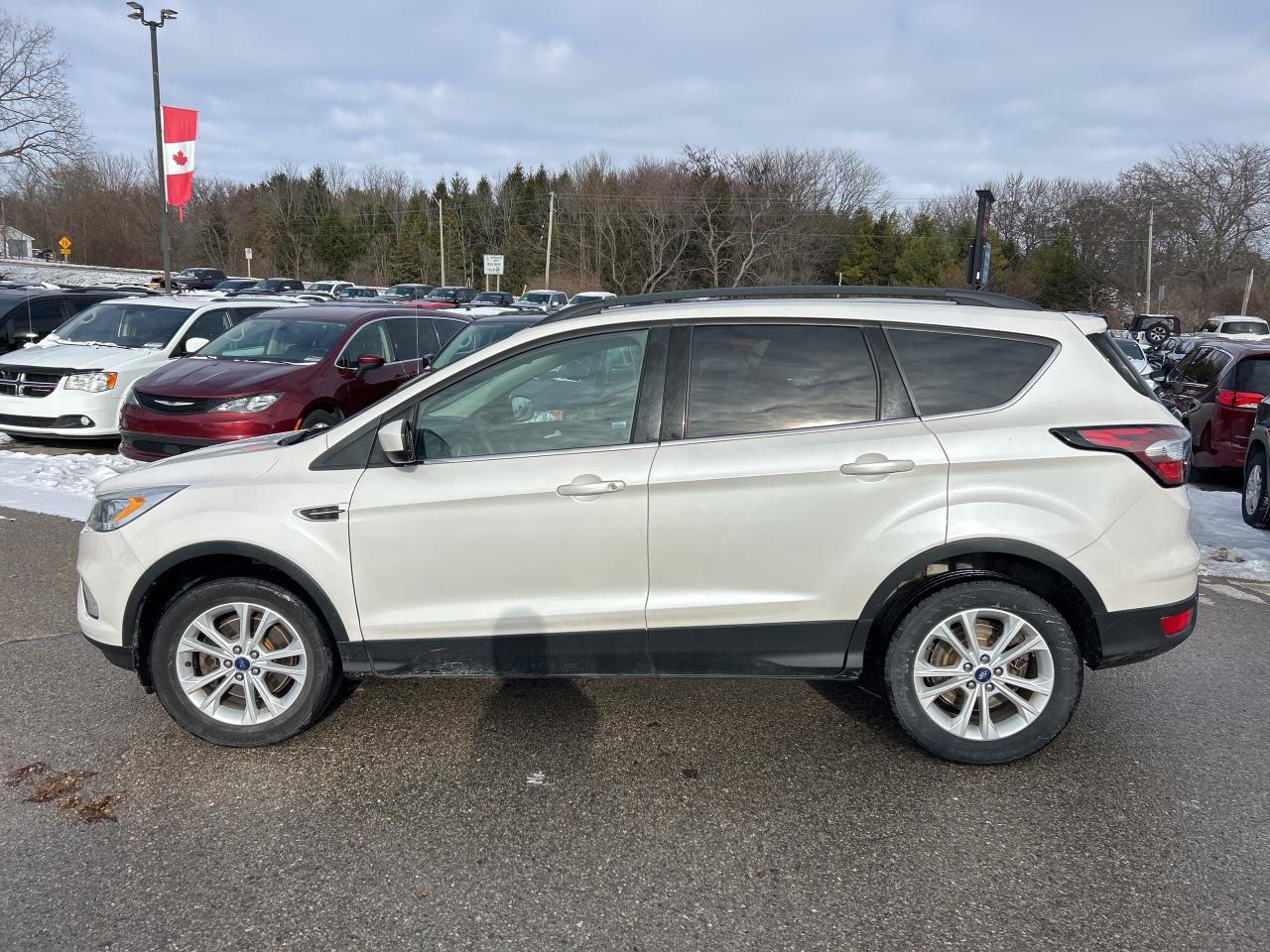 2017 Ford Escape SE, FWD, SUNROOF, HEATED SEATS, BACK UP CAM! Photo