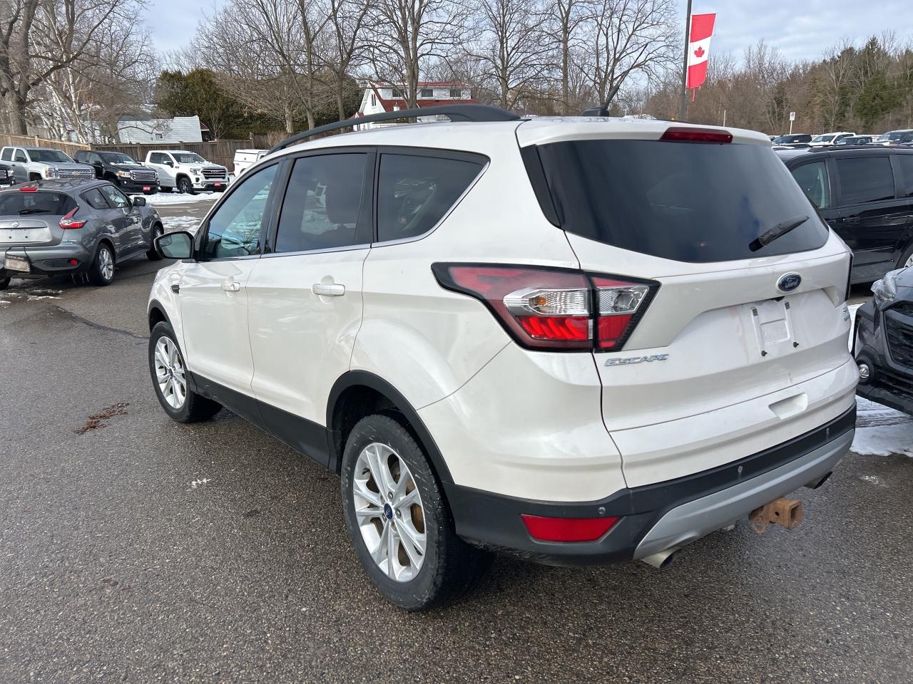 2017 Ford Escape SE, FWD, SUNROOF, HEATED SEATS, BACK UP CAM! Photo
