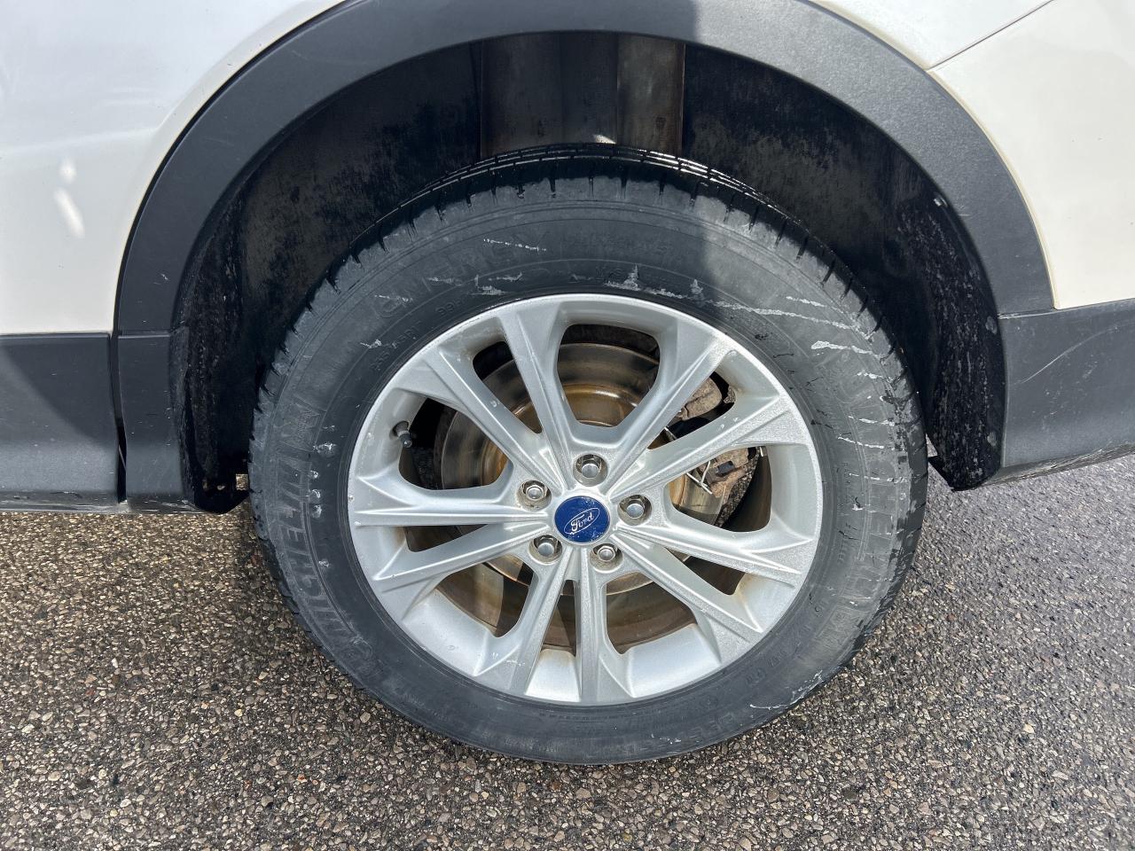 2017 Ford Escape SE, FWD, SUNROOF, HEATED SEATS, BACK UP CAM! Photo