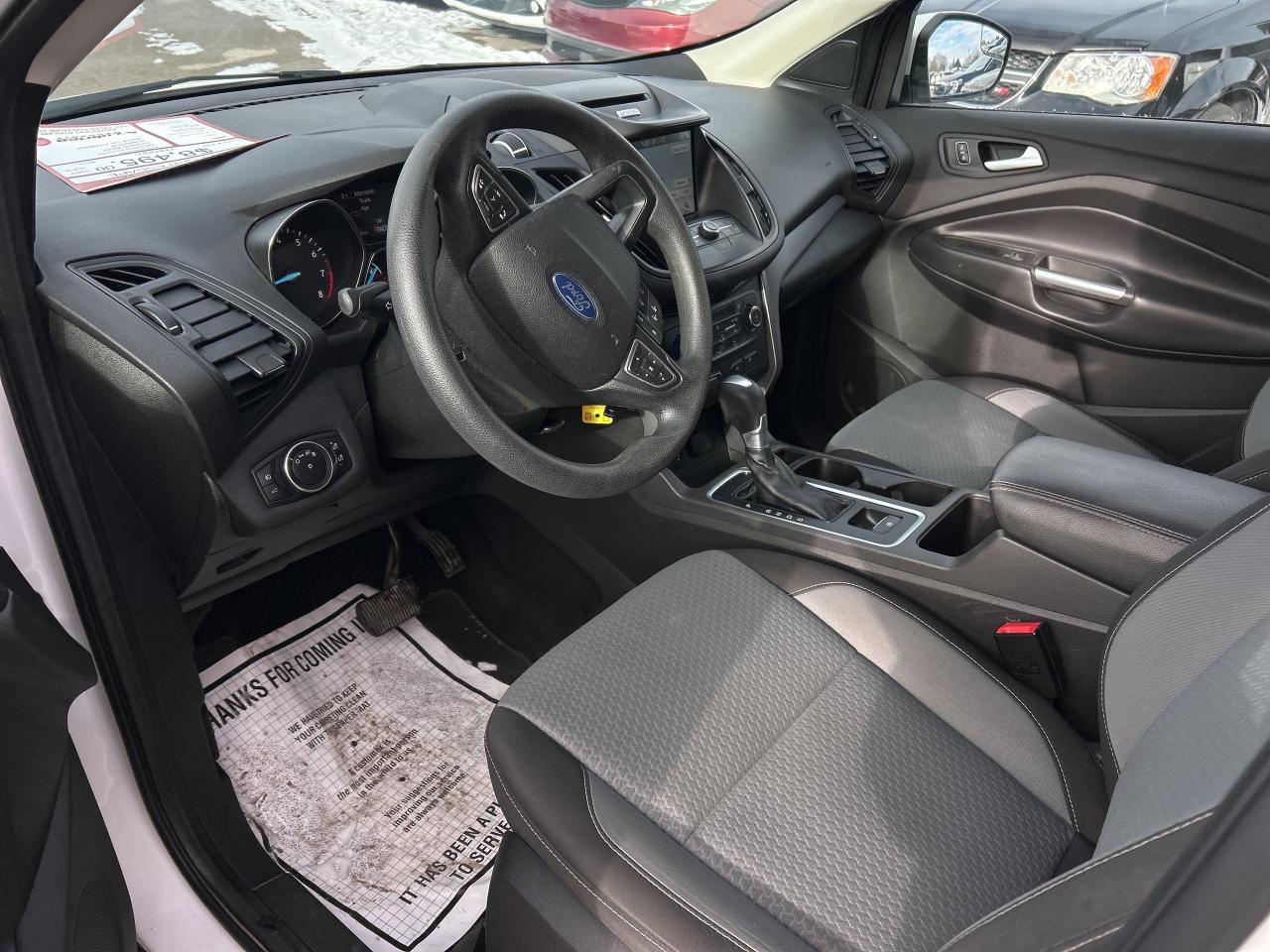 2017 Ford Escape SE, FWD, SUNROOF, HEATED SEATS, BACK UP CAM! Photo