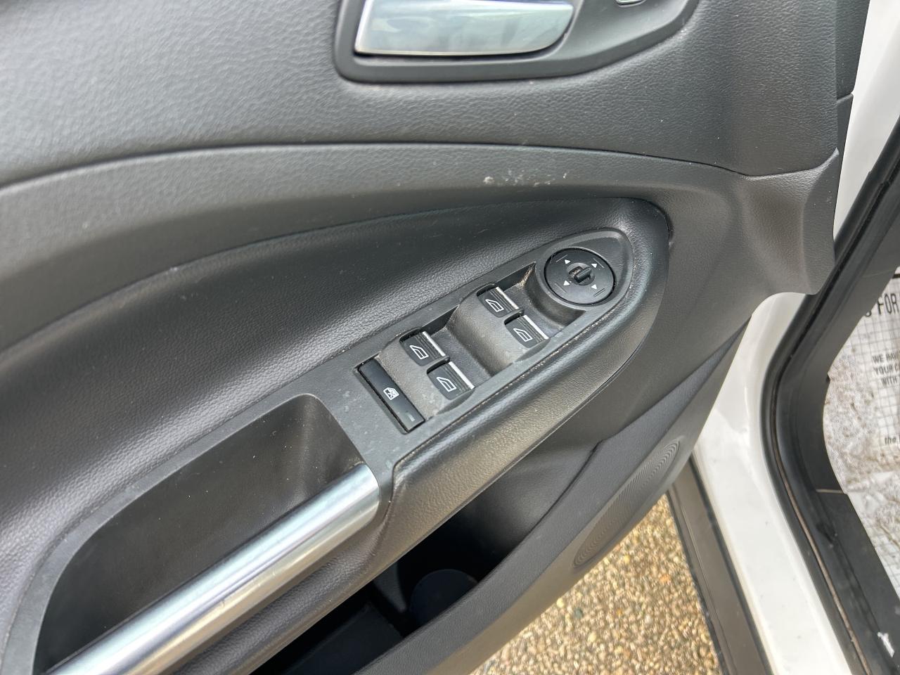 2017 Ford Escape SE, FWD, SUNROOF, HEATED SEATS, BACK UP CAM! Photo