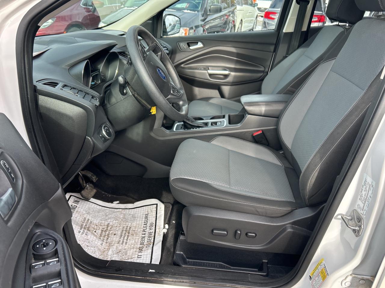 2017 Ford Escape SE, FWD, SUNROOF, HEATED SEATS, BACK UP CAM! Photo