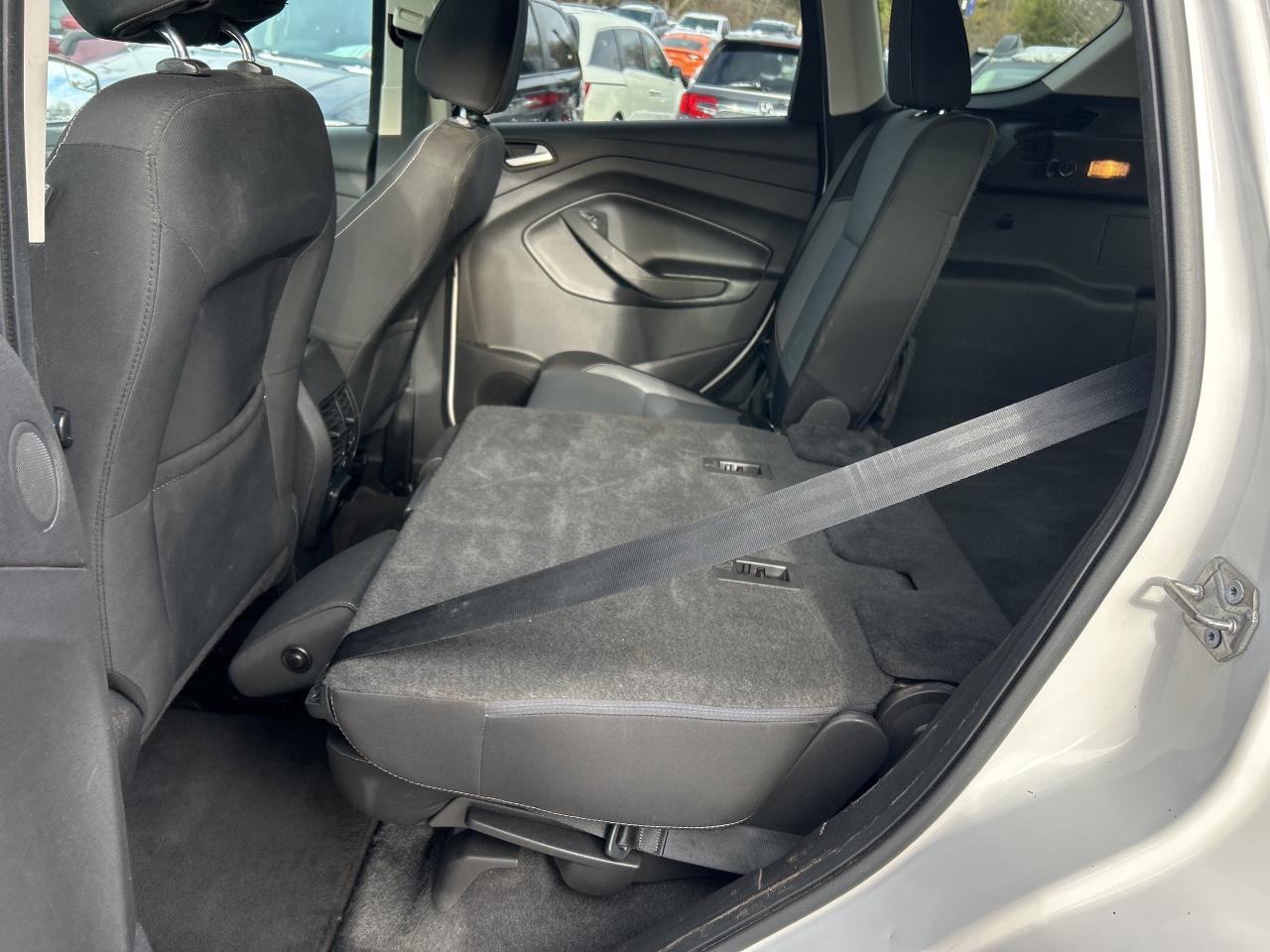 2017 Ford Escape SE, FWD, SUNROOF, HEATED SEATS, BACK UP CAM! Photo