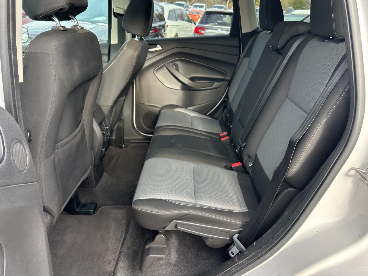 2017 Ford Escape SE, FWD, SUNROOF, HEATED SEATS, BACK UP CAM! Photo