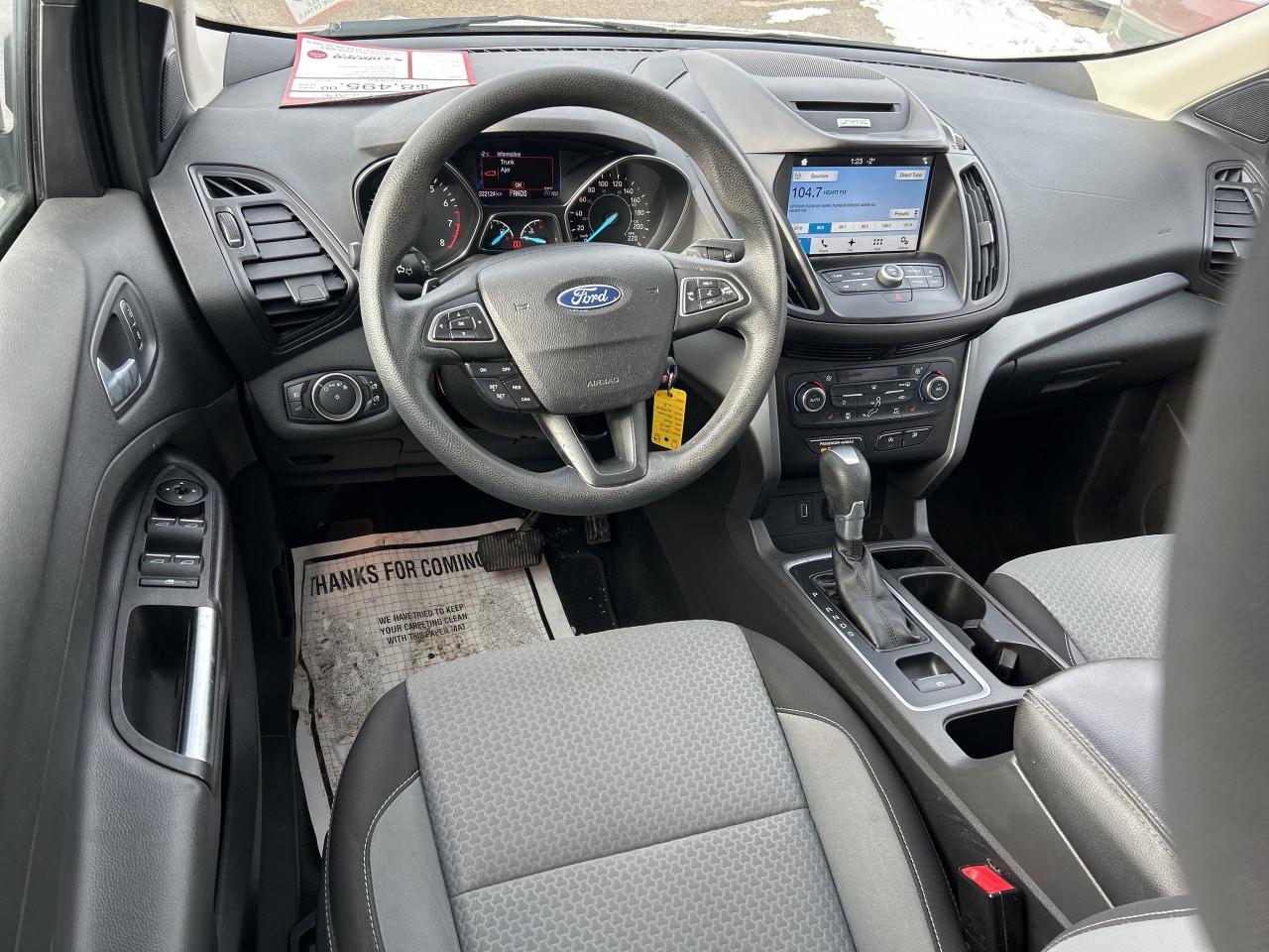 2017 Ford Escape SE, FWD, SUNROOF, HEATED SEATS, BACK UP CAM! Photo