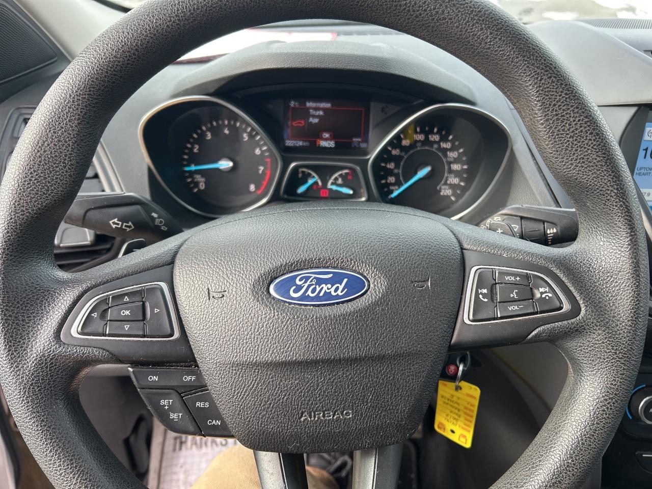 2017 Ford Escape SE, FWD, SUNROOF, HEATED SEATS, BACK UP CAM! Photo