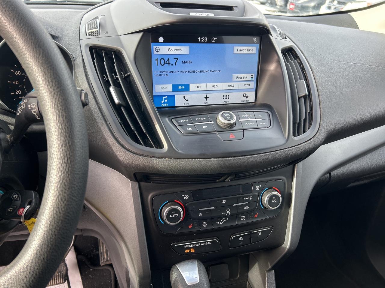 2017 Ford Escape SE, FWD, SUNROOF, HEATED SEATS, BACK UP CAM! Photo