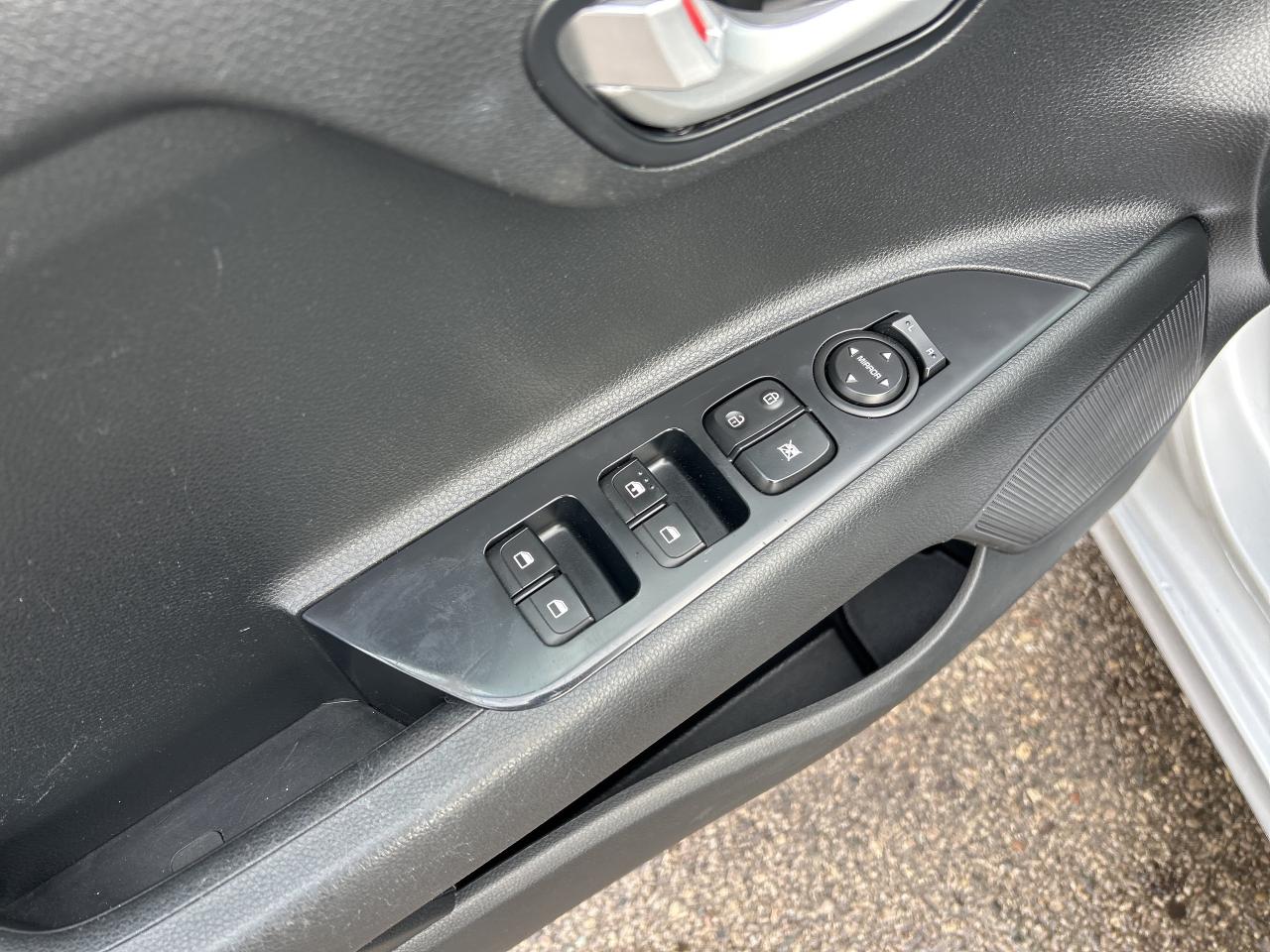 2018 Kia Rio 5-door LX, 6 SPEED MANUAL, CERTIFIED, HEATED SEATS! Photo