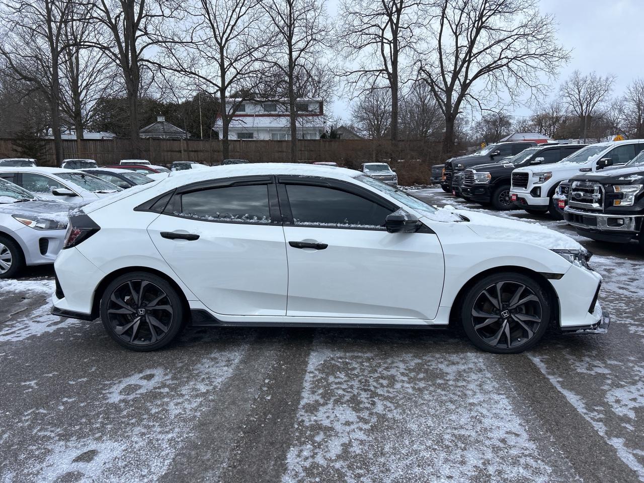 2018 Honda Civic Hatchback SPORT, MANUAL TRANSMISSION, SUNROOF, BACK UP CAM! Photo4
