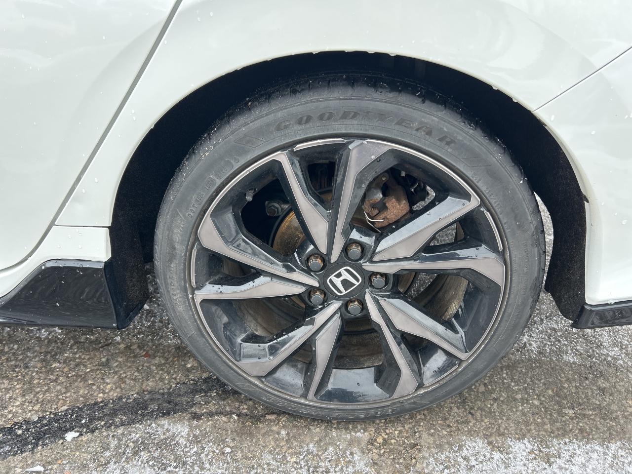 2018 Honda Civic Hatchback SPORT, MANUAL TRANSMISSION, SUNROOF, BACK UP CAM! Photo