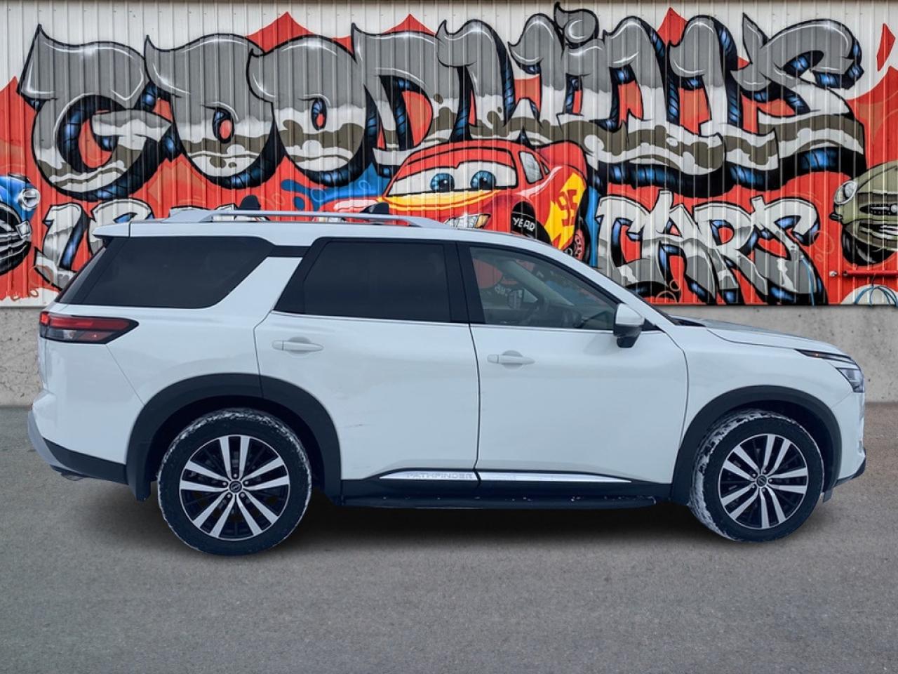 2023 Nissan Pathfinder PLATINUM, CLEAN CARFAX, 7 PASS, SUNROOF, TOW PKG! Photo0