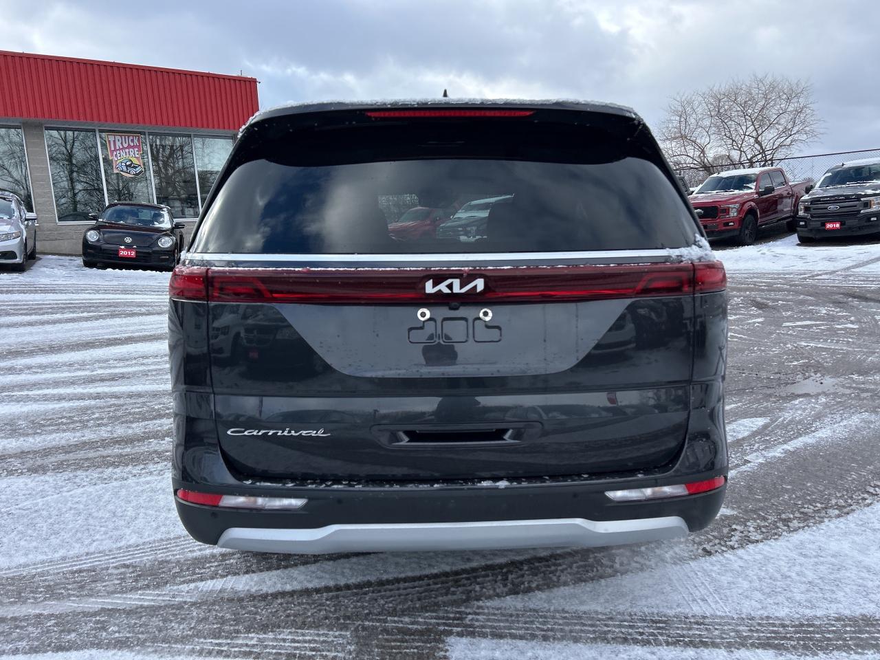 2022 Kia Carnival LX+, CLEAN CARFAX, 8 PASS, POWER SLIDING DOORS! Photo