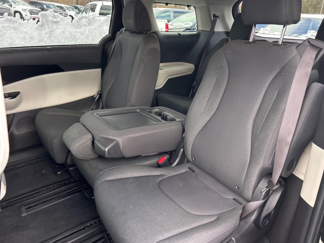 2022 Kia Carnival LX+, CLEAN CARFAX, 8 PASS, POWER SLIDING DOORS! Photo