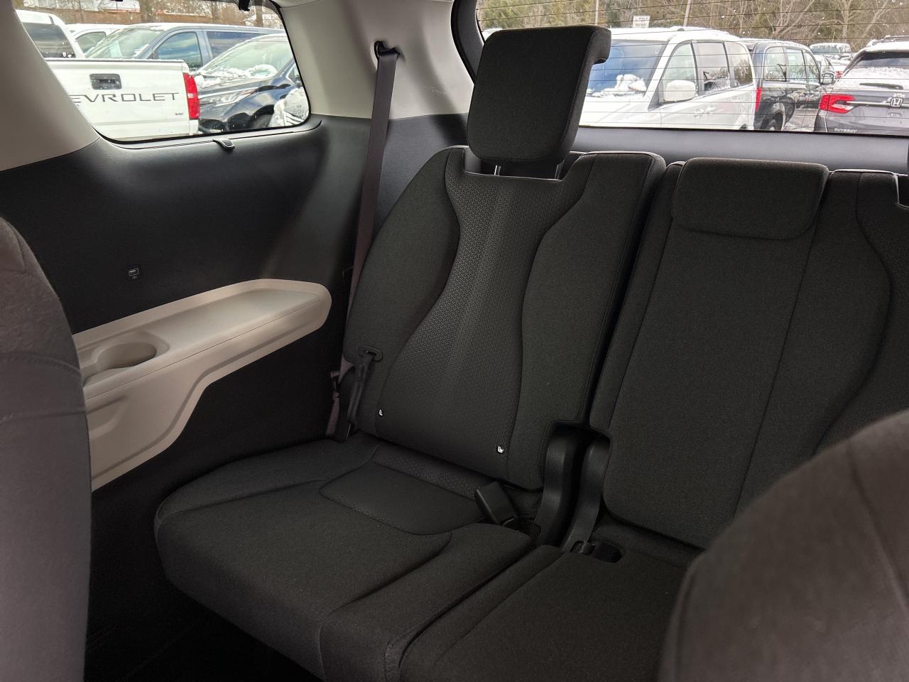 2022 Kia Carnival LX+, CLEAN CARFAX, 8 PASS, POWER SLIDING DOORS! Photo