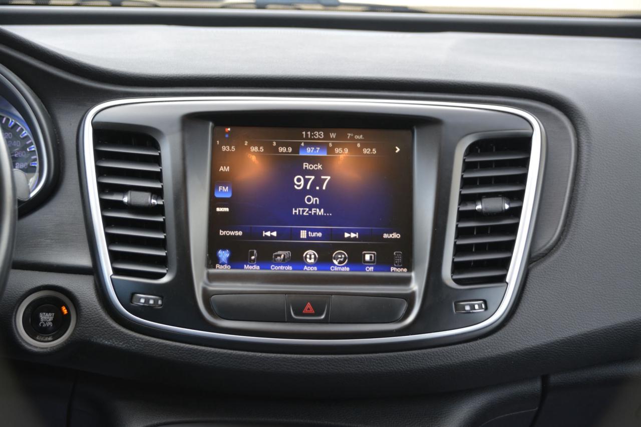 2016 Chrysler 200 200 LIMITED Photo