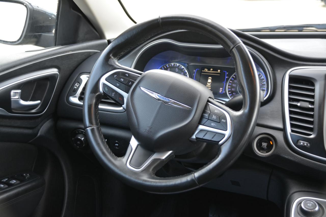 2016 Chrysler 200 200 LIMITED Photo