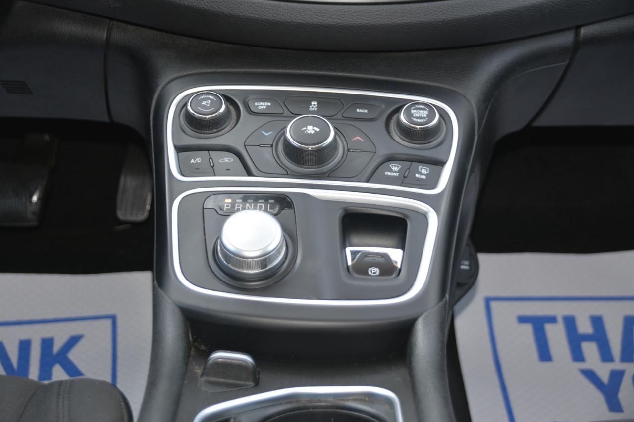 2016 Chrysler 200 200 LIMITED Photo