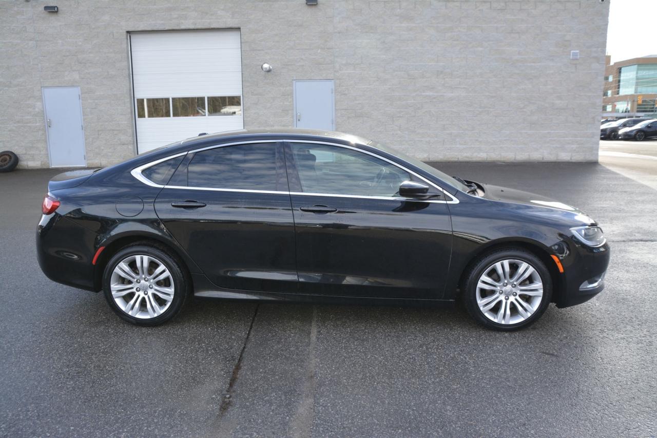 2016 Chrysler 200 200 LIMITED Photo