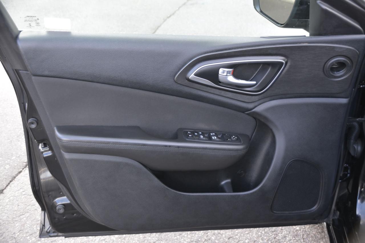 2016 Chrysler 200 200 LIMITED Photo