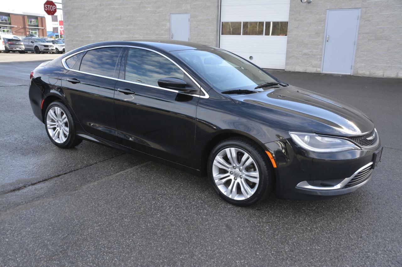 2016 Chrysler 200 200 LIMITED Photo