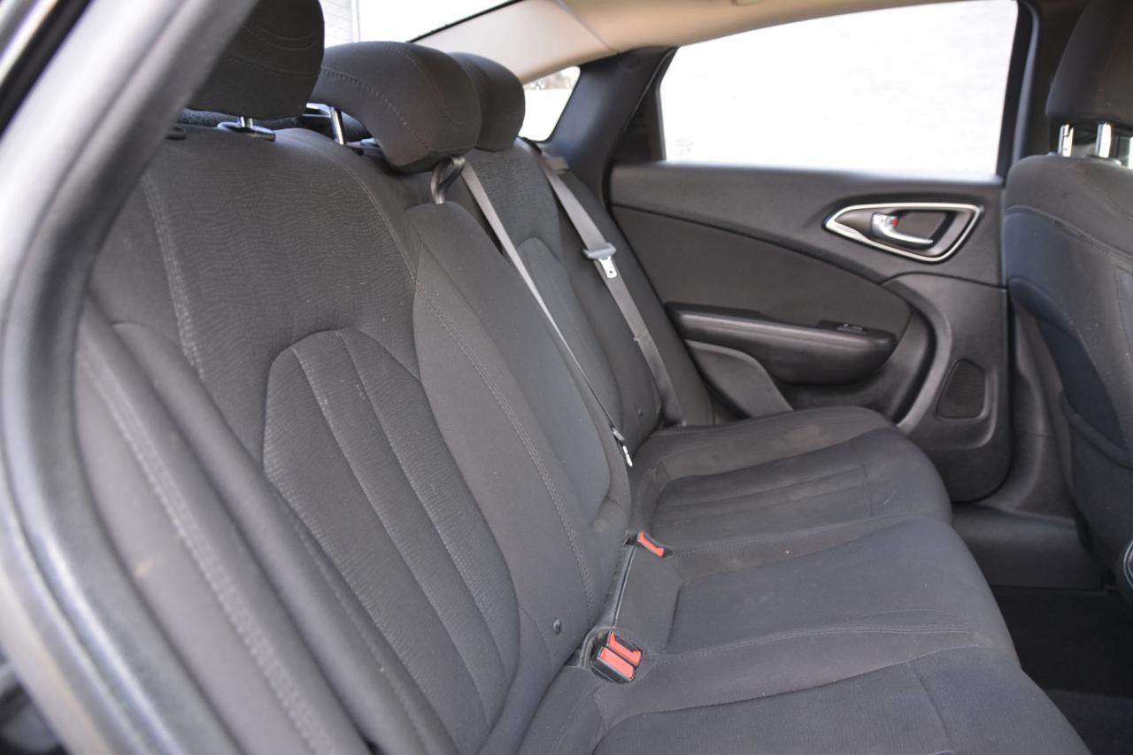 2016 Chrysler 200 200 LIMITED Photo