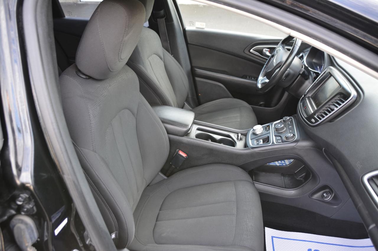 2016 Chrysler 200 200 LIMITED Photo